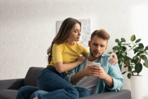 couple en pleine discussion, reflet d’un dilemme émotionnel sur l’infidélité